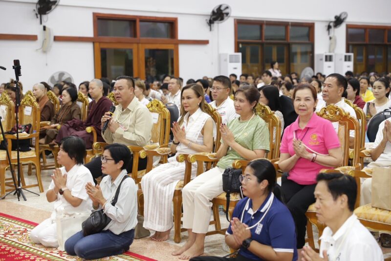 ศิษยานุศิษย์หลั่งไหลร่วมบุญใหญ่ รับวันแรงงาน สวดคาถามหาจักรพรรดิกับ “หลวงตาม้า” ณ วัดพระบรมธาตุ พระอารามหลวง กำแพงเพชร