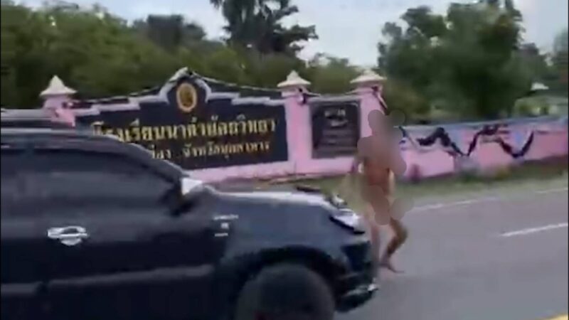 มุกดาหาร หนุ่มเมายาถอดเสื้อผ้า กระโดดใส่รถกลางถนน