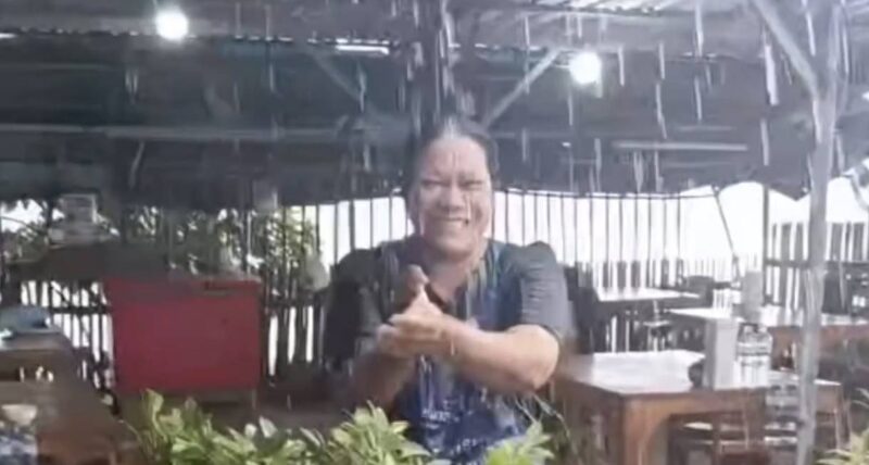 นครนายก – อากาศร้อนเกิดฝนฟ้าคะนอง ฝนตกหลายพื้นที่ ลูกจ้างร้านอาหารสุดทนความร้อนไม่ไหวขอเจ้าของร้านอาบน้ำฝน