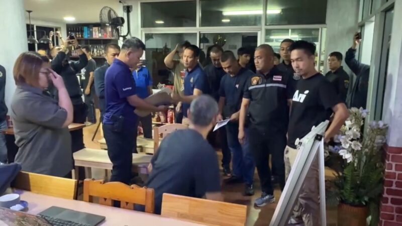 ตำรวจชุดสืบ ภ.จว.สตูล บุกเมืองกรุง ทลายเครือข่ายค้ายาเสพติดส่งผ่านพัสดุ ยึดยาบ้ากว่า 3.2 แสนเม็ด รวบผู้ต้องหา 2 คน หลังส่งยาบ้าให้ลูกค้าหลายจังหวัดภาคใต้ฝั่งอันดามัน