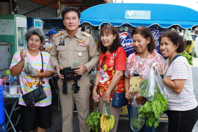 พังงา-ผู้ว่าพังงาร่วมแห่รถพุ่มพวง “ไทยช่วยไทย” ขายสินค้าราคาประหยัด ช่วยประชาชนลดค่าครองชีพ กระตุ้นเศรษฐกิจท้องถิ่น