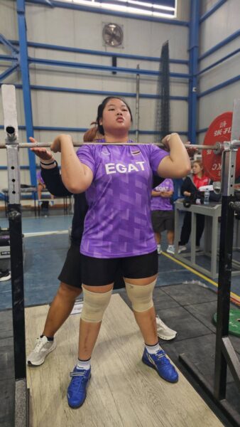 “ณัฐธิดา รอบรู้”เตรียมขึ้นเวทีชิงชัยในศึกยกน้ำหนักเยาวชนชิงชนะเลิศแห่งโลก ประจำปี 2569 ที่เมืองอิสเมอิลีอา ประเทศอิยิปต์ วันที่ 8 พฤษภาคม 2569 ขณะที่นักกีฬาที่แข่งขันเสร็จสิ้นแล้ว กลุ่มผู้ฝึกสอนให้กลับมาซ้อมเบาๆ ตามโปรแกรมฟื้นฟูสภาพร่างกาย