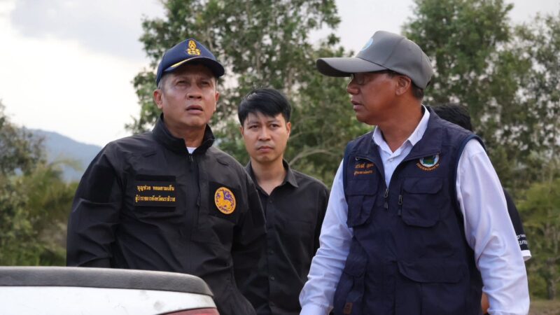 ผู้ว่าฯ นราธิวาส ลงพื้นที่ติดตามไฟป่าพรุบาเจาะ สั่งระดมทุกหน่วยเร่งควบคุมเพลิง หลังเสียหายกว่า 300 ไร่ หวั่นควันกระทบสนามบิน