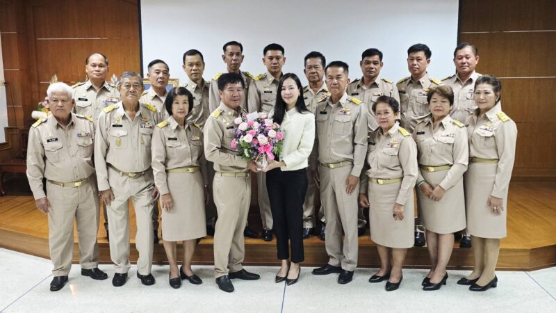 นายอำเภอเมืองชลบุรี เปิดประชุมสภาเทศบาลตำบลหนองรีครั้งแรก พร้อมประดับขีดให้กับ คณะผู้บริหารสมาชิกเทศบาล