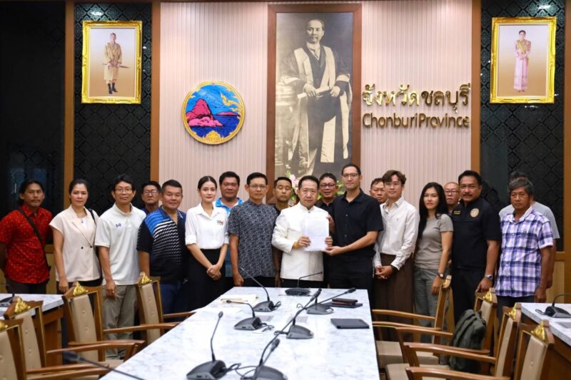 ชาวประมงชลบุรี ยื่นหนังสือกับผู้ว่าฯ ชลบุรี ขอคงเขตห้าม “อวนลากคานถ่าง” หวั่นกระทบทรัพยากรทะเล