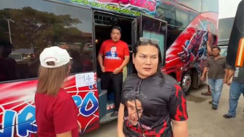 อุบลราชธานี มวนชลเสื้อแดง กว่า 2 พันคน เดินทางเข้าไปรับขวัญอดีตนายก ทักษิณ