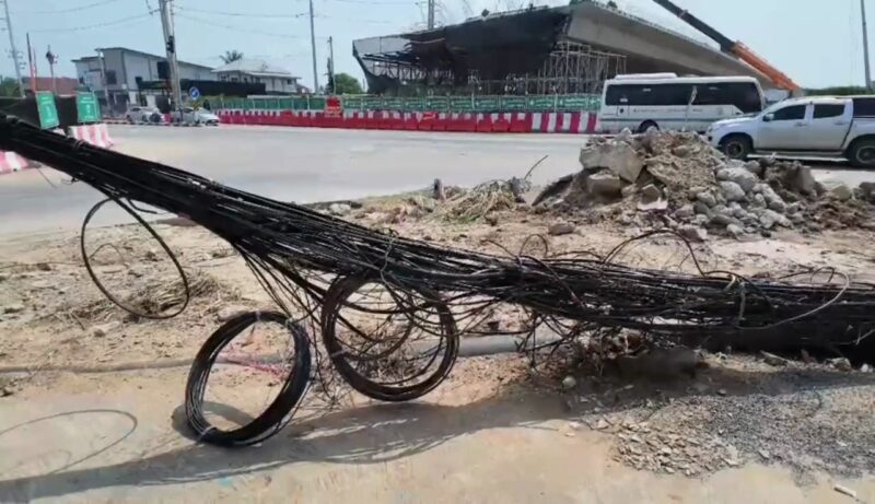 อ่างทอง ชาวบ้านวอนเร่งแก้สายไฟห้อยพื้นผิวถนนบางจุดเป็นหลุมเป็นบ่อแยกป่างิ้วหวั่นเกิดอันตราย