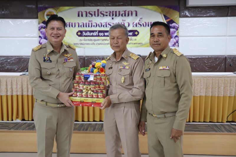 ผู้ว่าฯ กำแพงเพชร เปิดประชุมสภาเทศบาลเมืองสระแก้ว นัดแรก พร้อมยินดีคณะผู้บริหารชุดใหม่ กำชับให้ปฏิบัติหน้าที่ด้วยความซื่อสัตย์สุจริต ยึดถือประโยชน์สุขของส่วนรวมเป็นที่ตั้ง