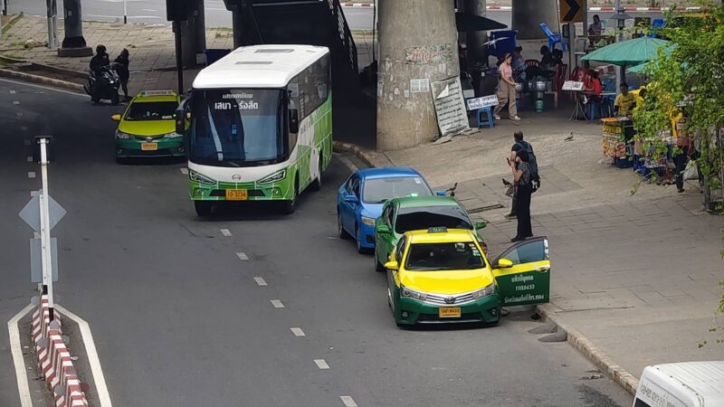 ปทุมธานีรองผบก.พร้อมผกก.ลุยตรวจส่วยแท็กซี่มังกรเขียวหน้าตลาดกินซ่ายันโปร่งใสไร้เรียกรับเงิน