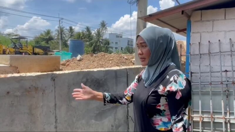 ชาวบ้านร้องทุกข์สื่อ หน่วยงานทำถนนสูงกว่าบ้าน เป็นเหตุให้น้ำฝนได้ไหลเข้าท่วมบ้าน ร้องหน่วยงานยังเงียบ ก่อนฝากถึง รมต.คมนาคม ช่วยรับเรื่อง