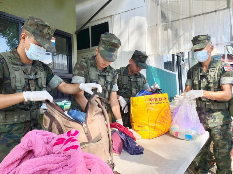 ข่าว อ.คลองใหญ่ ผลักดัน ตรวจเข้มด่านชายแดน สัมภาระก่อนผลักดันส่งกลับประเทศ ด่านชายแดนถาวรบ้านหาดเล็ก แรงงานกัมพูชา 12 ราย ส่งกลับประเทศตามขั้นตอนกฎระเบียบด่างด้าวหลบหนีเข้าเมืองและใบอนุญาตการทํางานสิ้นสุดลง