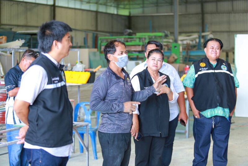 นายก อบต.สำนักบก ลงพื้นที่ตรวจสอบโรงงานพ่นสีไร้ใบอนุญาต หลังชาวบ้านร้องเรียนเสียงดังยามค่ำคืน