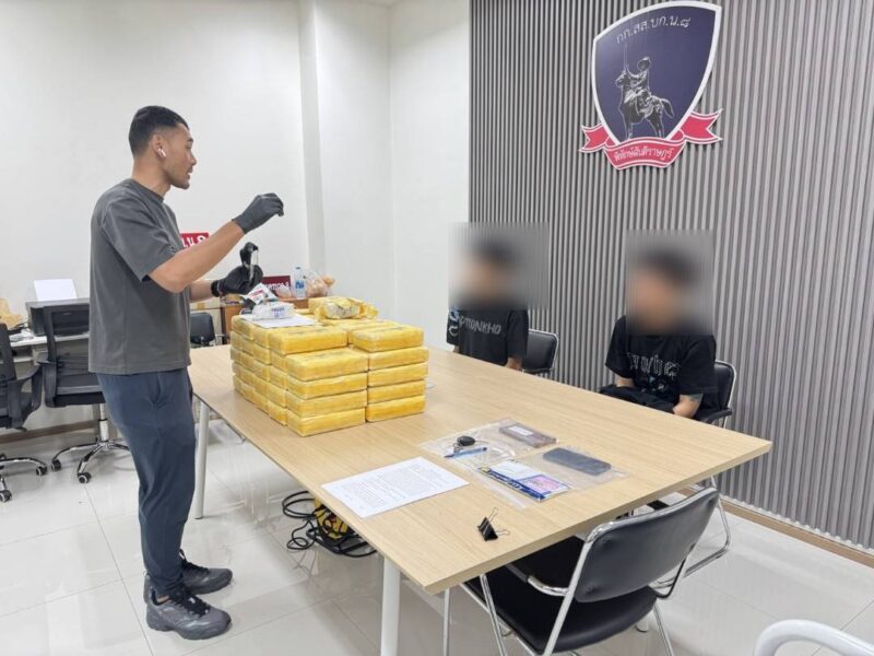 สืบ 8 สกัดยาบ้าล็อตใหญ่ 5 แสนเม็ด! รวบ 2 เอเย่นต์คาคอนโดฯ ย่านคลองสอง จ.ปทุมธานี ขณะเตรียมกระจายยา