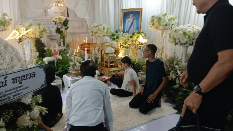 ชุมพร-พลเมืองหลั่งไหลเคารพศพ สมพร ปัจฉิมเพชร อดีตรองผู้ว่าฯ ไม่ขาดสายทั้งวันคืน เปิดประวัติสู้ชีวิตสุดทรหด แบกหัวมันสร้างอาชีพเรียน ต้นแบบคนดีของแผ่นดิน