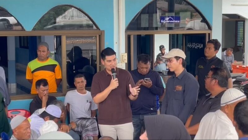 ชาวบ้านบ้านมะพร้าวสูง ขู่ปิดถนนหน้ามัสยิดดารุลมุตตา หลังหน่วยงานไม่ยอมแก้ไขปัญหา ‘ถนนสูงกว่าบ้าน’
