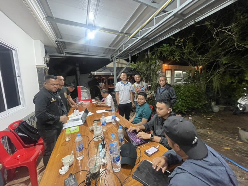 ตำรวจชุมพร–ภาค 8 รวบแก๊งอ้างเป็นตำรวจปล้นตู้เซฟแรงงานเมียนมา พบเอี่ยวคนมีสี-ผู้ช่วยผู้ใหญ่บ้าน ยึดของกลางจำนวนมาก