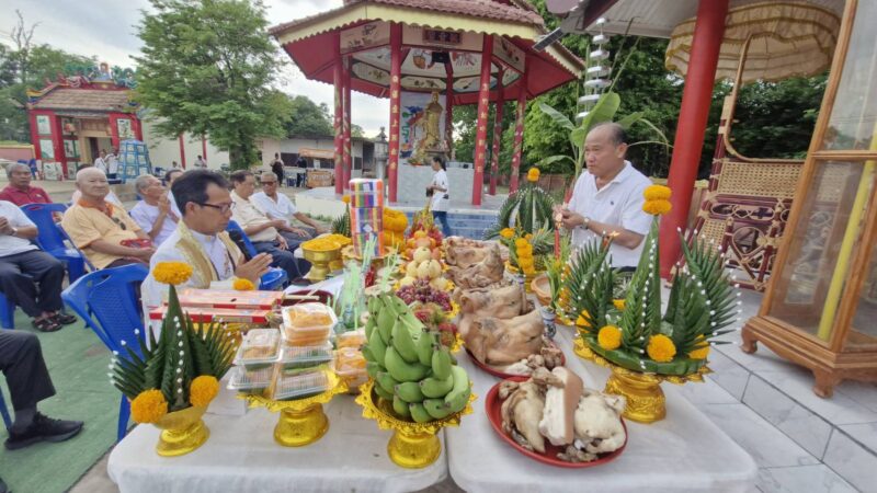 ข่าว ชาวบ้านตำบลหินดาด บวงสรวงตั้งเสาหลักบ้าน ตามความเชื่อปกป้องคุ้มครองเมืองให้อยู่ร่มเย็นเป็นสุข