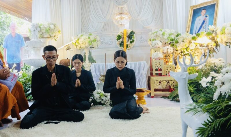 ชุมพร-คนนับพันหยาดน้ำตาร่วง ร่วมส่งดวงวิญญาณ อดีตนายอำเภอแหวนเพชร รองผู้ว่าราชการจังหวัดชุมพร