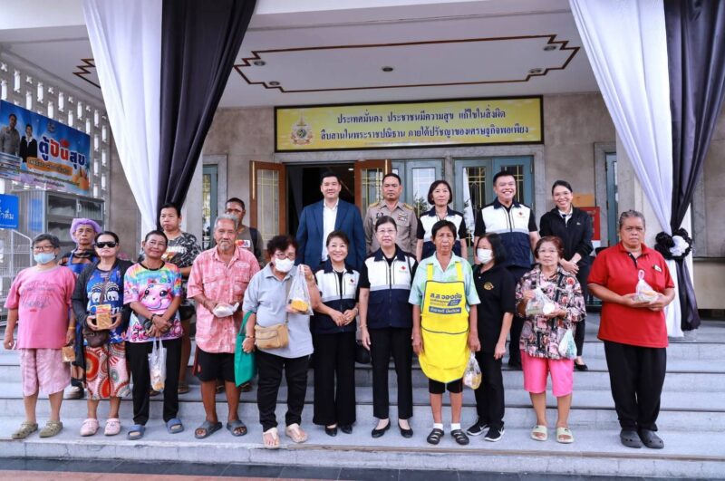 น้ำใจไม่มีหมดอายุ… ร่วมเติมสุข เติมรอยยิ้ม ให้ผ่านพ้นช่วงเวลาที่ยากลำบากไปด้วยกันแม้วันนี้ท่านผู้ว่าฯ ไม่ได้มาเอง แต่ฝากความห่วงใยผ่านมาทางนายกเหล่ากาชาดจังหวัดชลบุรี