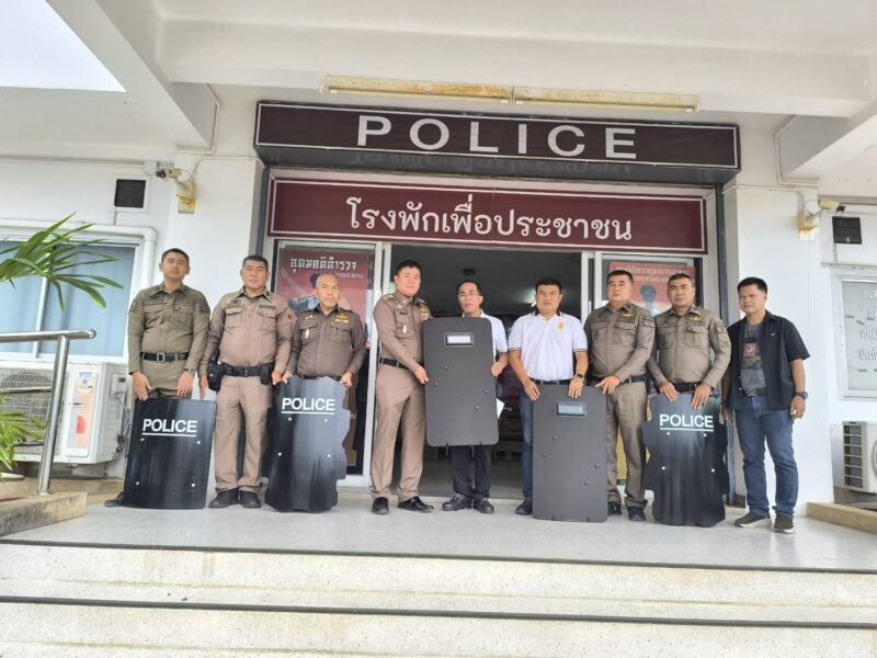 กต.ตร.สภ.บางสะพาน หนุนภารกิจตำรวจเต็มกำลัง! มอบโล่กันกระสุนเสริมความปลอดภัยเจ้าหน้าที่ ยกระดับป้องกันปราบปรามอาชญากรรมในพื้นที่