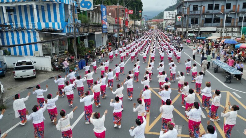 พังงา-ยิ่งใหญ่…นางรำ 8 อำเภอกว่า 2,000 คน ร่วมแห่ “ระบำกราภูงา” สมโภชศาลหลักเมืองพังงา ครบ 217 ปีอย่างยิ่งใหญ่