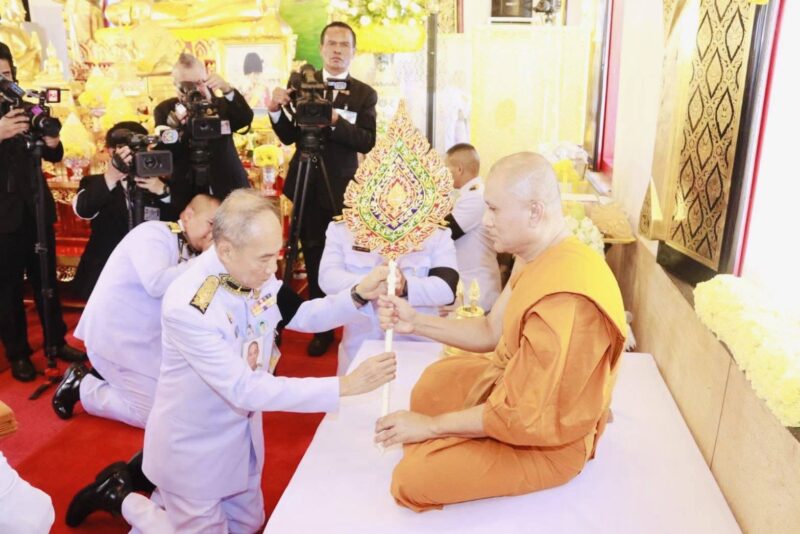โปรดเกล้าฯ ให้องคมนตรี เป็นผู้แทนพระองค์ เชิญสัญญาบัตร พัดยศ และผ้าไตร ถวายแด่ “พระราชวัชราทร” ณ วัดไก่เตี้ย ตลิ่งชัน