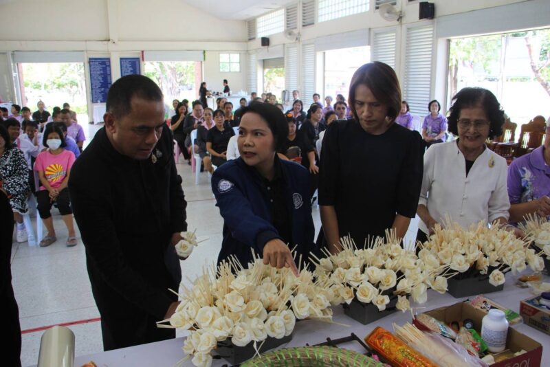 ร้อยเอ็ด ฝึกอาชีพเสริมหลักสูตร การทำดอกไม้ประดิษฐ์ให้มีมูลค่าเพิ่มเชิงวัฒนธรรม