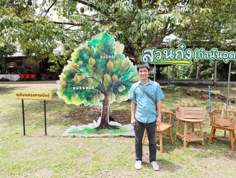 พังงา – สุดแปลก! ทุเรียนต้นเดียวออกผล 2 สายพันธุ์ ทั้งสาลิกา–หมอนทอง เจ้าของเผยภูมิปัญญาชาวบ้านปลูกมากว่า 15 ปี
