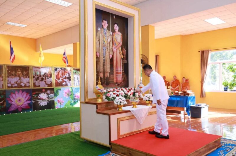 ผู้ว่าฯ ชลบุรี นำพุทธศาสนิกชนร่วมพิธีเวียนเทียนและบำเพ็ญกุศล เนื่องในวันวิสาขบูชา ณ พุทธมณฑลชลบุรี