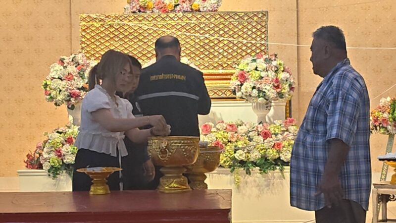 ปทุมธานี – เมียร่ำไห้รับศพแท็กซี่ถูกฆ่าชิงทรัพย์สลดเผยคนร้ายเป็นเพื่อนบ้าน