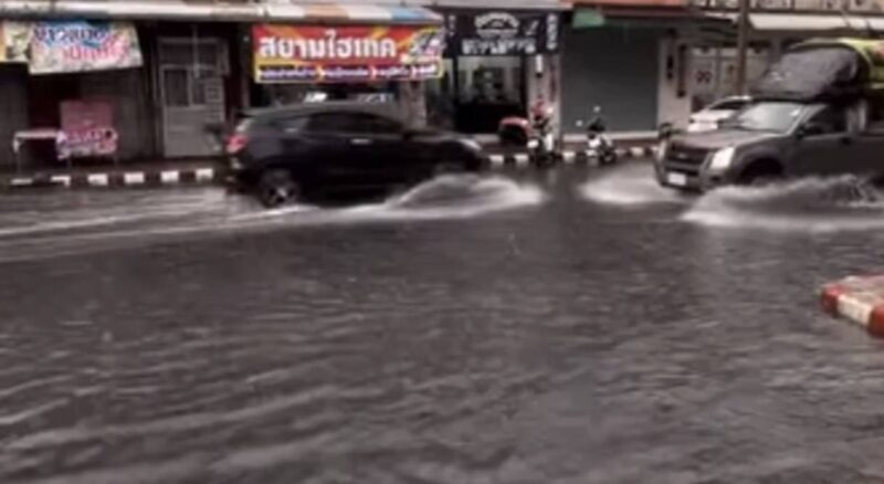 นครนายก – ฝนตกฟ้าคะนองในหลายพื้นที่ น้ำท่วมถนนรอระบาย แม่ค้าตลาดนัดต้องช่วยกันจับเต็นท์ ต้นไม้ล้มทับหลังคาบ้าน เด็กเล่นน้ำคลายร้อน
