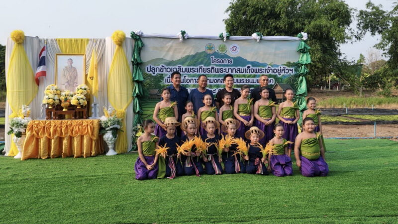 อ่างทอง – รัฐมนตรีประจำสำนักนายกรัฐมนตรีโชว์ลีลาขับรถดำนาปลูกข้าวส่งเสริมให้เกษตรกรลดต้นทุนเพิ่มประสิทธิภาพการผลิตและนำเทคโนโลยีมาใช้ ถือเป็นแนวทางสำคัญในการพัฒนาภาคการเกษตรให้มีความมั่นคงและยั่งยืน