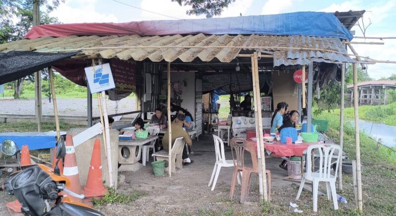 นครนายก – สวนกระแสเศรษกิจ ร้านอาหารตามสั่ง – ก๋วยเตี๋ยวทุกรายการ 25 บาท ถูกใจคนเงินน้อยกินอิ่มท้องในช่วงเศรษกิจไม่ดี