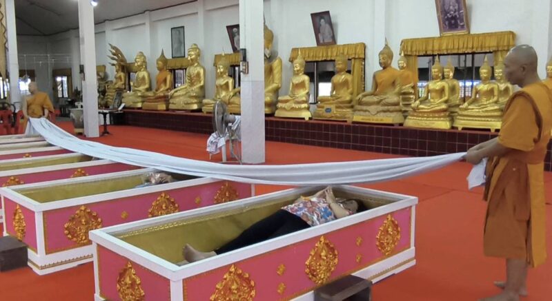 นครนายก – นักท่องเที่ยวเข้าพิธีนอนโลงศพแก้ปีชง เสริมดวงชะตาชีวิตวัดหลวงพ่อปากแดงจังหวัดนครนายก