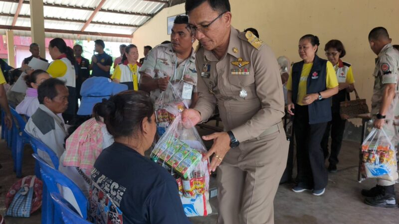 เจ้าหน้าที่ปภ.พิมายเร่งสำรวจความเสียหายจากพายุซัดบ้านพังกว่า 60 หลังคาเรือนพร้อมให้การช่วยเหลือประชาชนที่ได้รับผลกระทบ