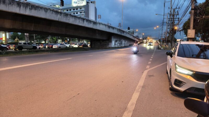 ปทุมธานี – ยายวัย70 ขับกระบะย้อนศรเลนด่วนหน้าโทลล์เวย์ ไรเดอร์พลเมืองดีไล่เตือนหวิดดับหมู่