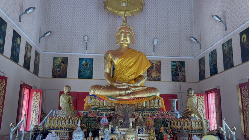 อ่างทอง – ความเชื่อหลวงพ่อแก่นวัดกำแพงมณีปัดเป่าโรคภัยบรรเทาทุกข์ร้อนและการขอพรให้ประสบความสำเร็จ การงาน ค้าขาย หรือเรื่องชีวิตครอบครัว เมื่อสำเร็จผลดังหวังมักจะนิยมนำไข่ไก่และจัดให้มีการแสดง ละครชาตรี