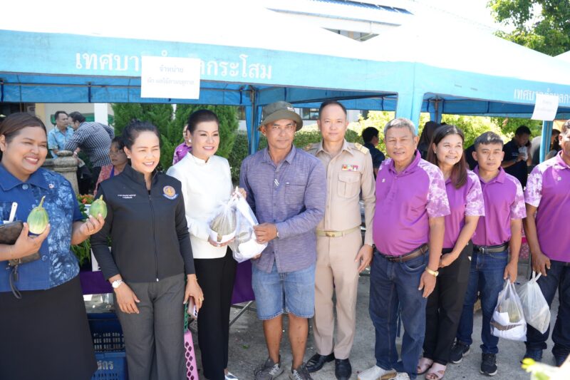 พังงา- Kick off “ไทยช่วยไทย” ชวนช้อปของถูกใกล้บ้านหน้าที่ว่าการอำเภอ ลดสูงสุด 58% บรรเทาค่าครองชีพ