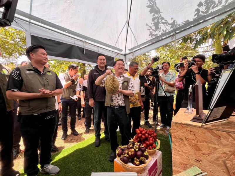 จ.จันทบุรี – รมว.เกษตรฯ “สุริยะ” ลงพื้นที่จันทบุรี ตรวจเยี่ยมสวนทุเรียนต้นแบบ ชูมาตรฐานทุเรียน GAP ทำยอดส่งออกพุ่งทะลุ 5 หมื่นล้าน เติบโตขึ้นถึง 67%