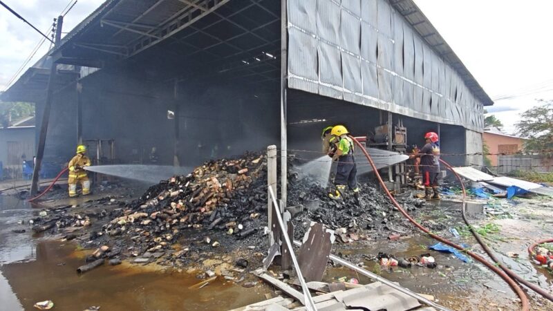 ปทุมธานี – ระทึกไฟไหม้ร้านรีไซเคิลคลองสามวอดทั้งหลัง