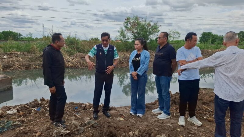 ปทุมธานี – แข่งกับฝน นายก อบจ.เร่งขุดลำรางข้างทางรถไฟ หวั่น 8 ชุมชนจมน้ำหลังชาวบ้านผวานอนไม่หลับ