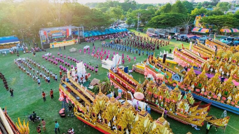 บุญบั้งไฟยางสีสุราชสุดคึกคัก ประธานเปิดงานนั่ง “ซาเล้ง” นำขบวน นางรำ 7 ตำบลฟ้อนขอฝนพญาแถน