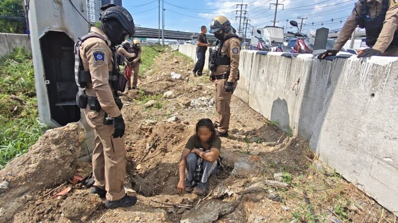 ปทุมธานี – อาสาตร.ตาไวบุกตะครุบแก๊งลักตัดสายไฟเกาะกลาง2หนุ่มเผ่นหนีทิ้งสาวรับกรรม