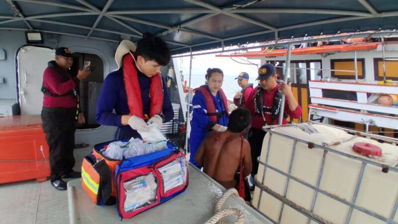 ประจวบคีรีขันธ์ – ตำรวจน้ำบางสะพานนำทีมแพทย์ฝ่าคลื่นลมช่วยลูกเรือกลางทะเลหลังมีลูกเรือประสบอุบัติเหตุขณะทำการประมง