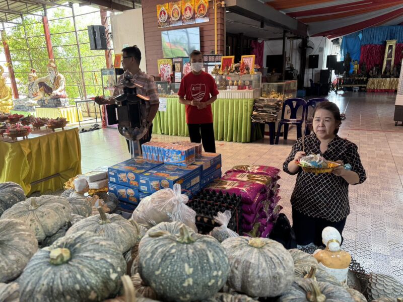 ปทุมธานี – ปชช.แห่แก้บนแน่นอาศรมฤาษีเณรพร้อมส่องเลขอ่างน้ำมนต์ลุ้นโชคใหญ่