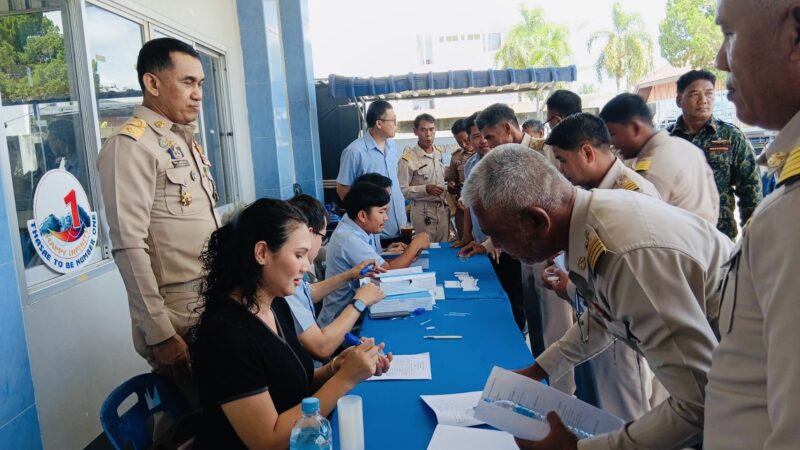 ชุมพร – เดือด!!!นายอำเภอท่าแซะ จัดหนักเปิดปฏิบัติการ “กวาดบ้านตัวเอง” สั่ง อส. ล็อกประตูห้องประชุม ตรวจปัสสาวะหาสารเสพติด