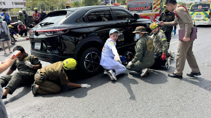 ปทุมธานี – สลดพนักงานเทศบาลรังสิตขี่จยย.เสยเก๋งจอดริมทางร่างกระเด็นถูกรถบนถนนทับดับคาที่