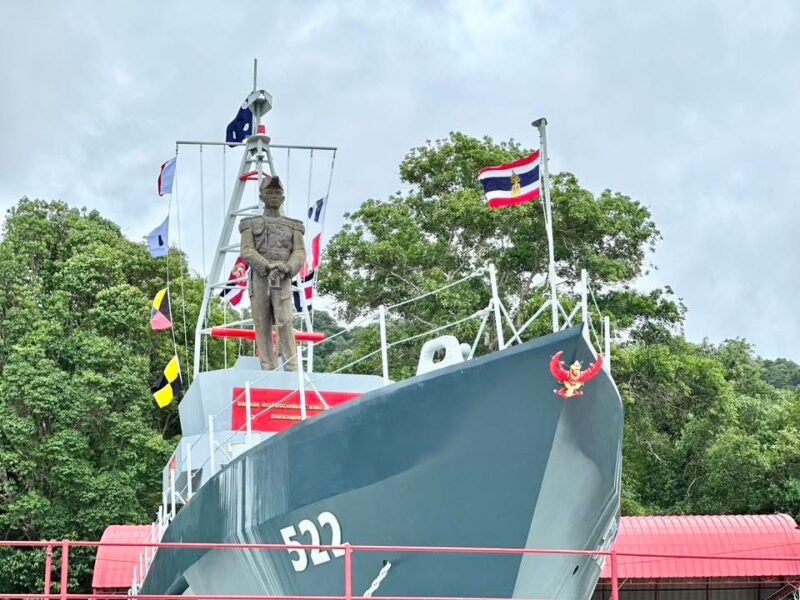 ตราด – ทัพเรือภาคที่ 1 จัดพิธีบวงสรวง พลเรือเอก พระเจ้าบรมวงศ์เธอ กรมหลวงชุมพรเขตอุดมศักดิ์ พร้อมมอบอุปกรณ์การเรียนการสอน อุปกรณ์กีฬา ยา และเวชภัณฑ์ ให้กับโรงเรียนบ้านไม้รูด (วิสิทธิ์ประชาสรรค์)