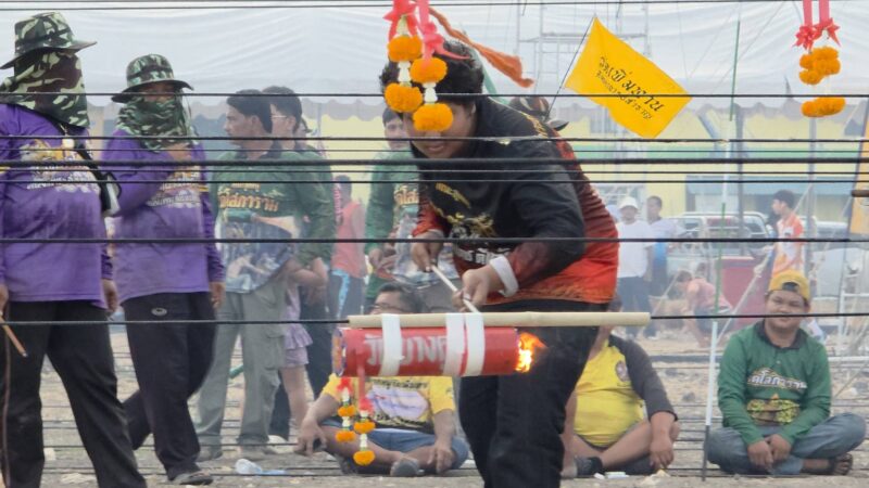 ปทุมธานี – ระเบิดศึกจรวดมอญจิ๋ว ลุ้นสนุกประทับใจนักท่องเที่ยว