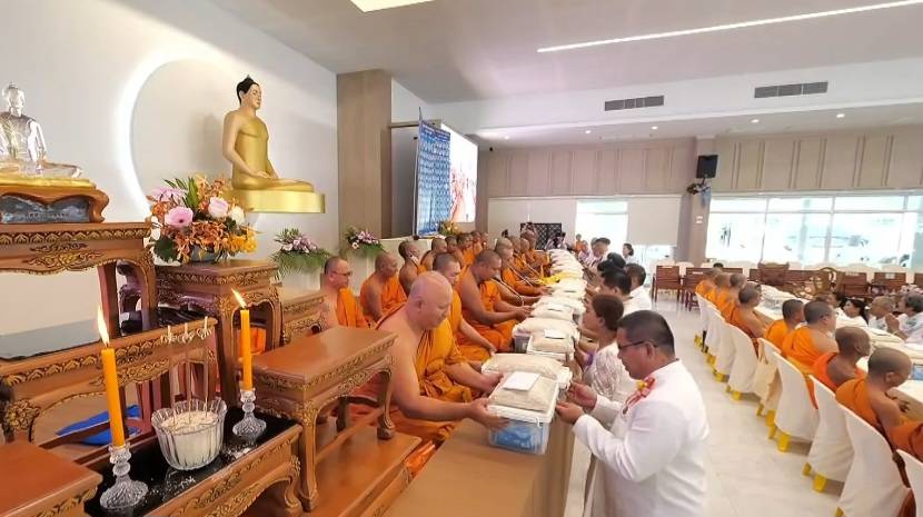 ปทุมธานี – วัดพระธรรมกายถวายสังฆทาน 323 วัด ต่อเนื่องปีที่ 22 หนุนขวัญกำลังใจชายแดนใต้